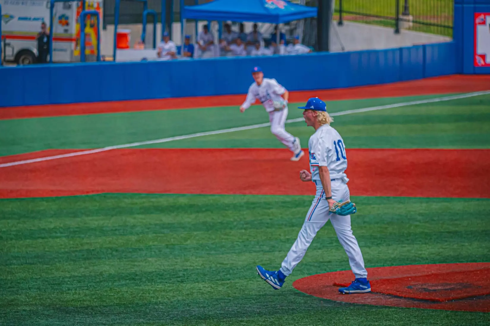 Bulldogs rout Patriots, 10-3, to force Sunday rubber match