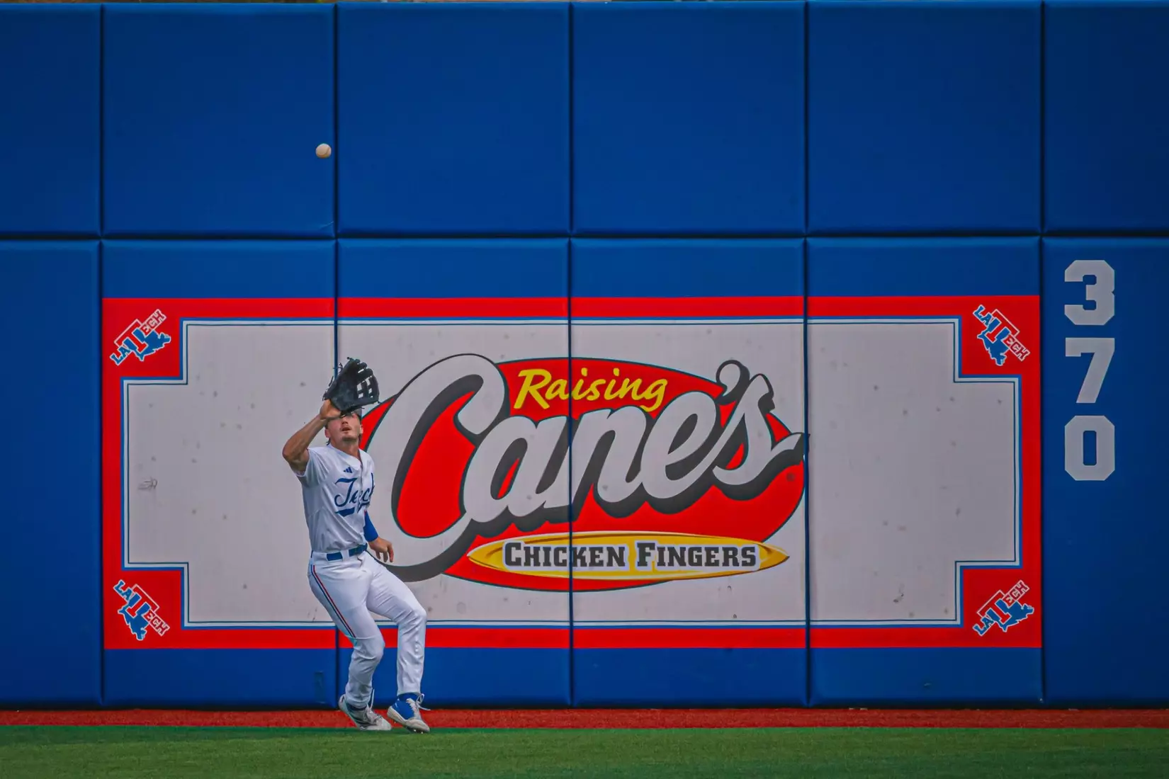 Bulldogs rout Patriots, 10-3, to force Sunday rubber match