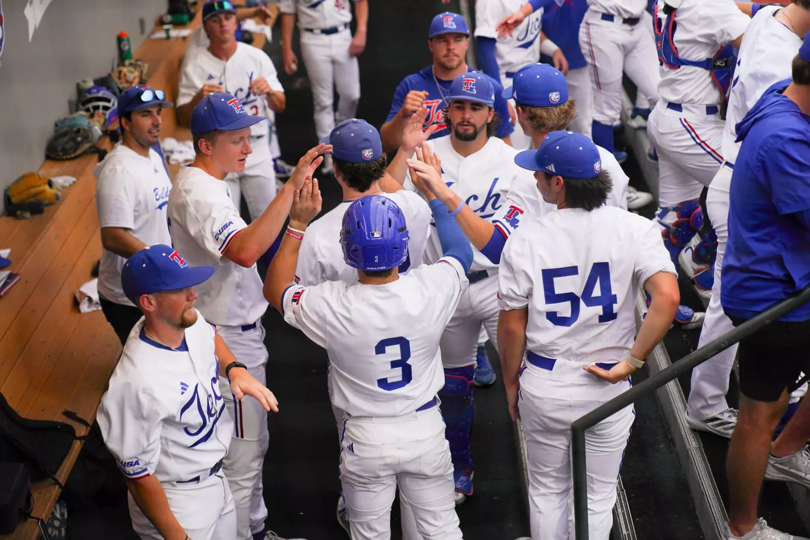 Bulldogs take series opener over Aggies, 12-7