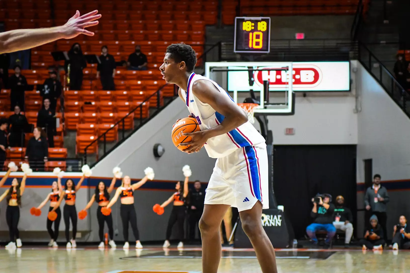 Bulldogs fall to Bearkats in Huntsville