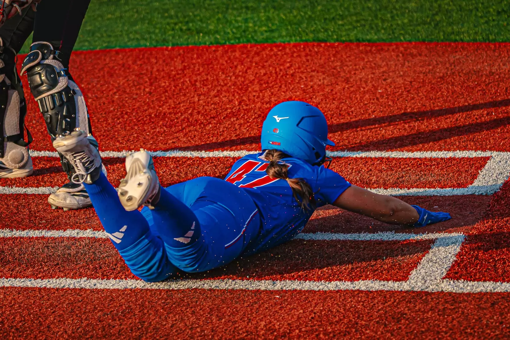 Bulldogs defeat Bears 9-5 to open series.