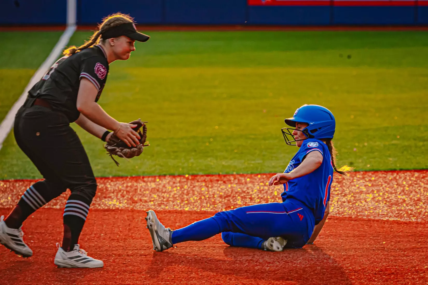 Bulldogs defeat Bears 9-5 to open series.