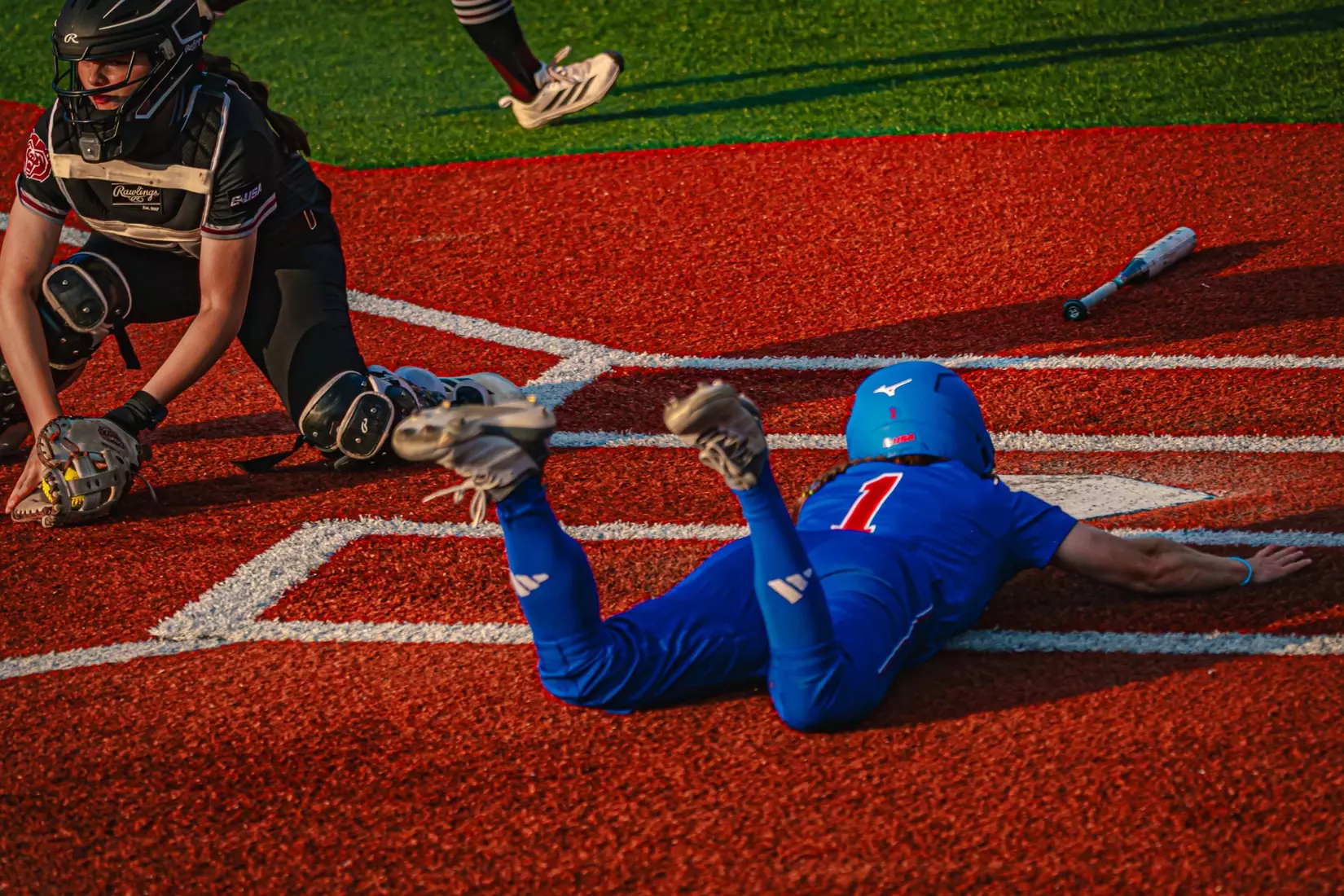 Bulldogs defeat Bears 9-5 to open series.