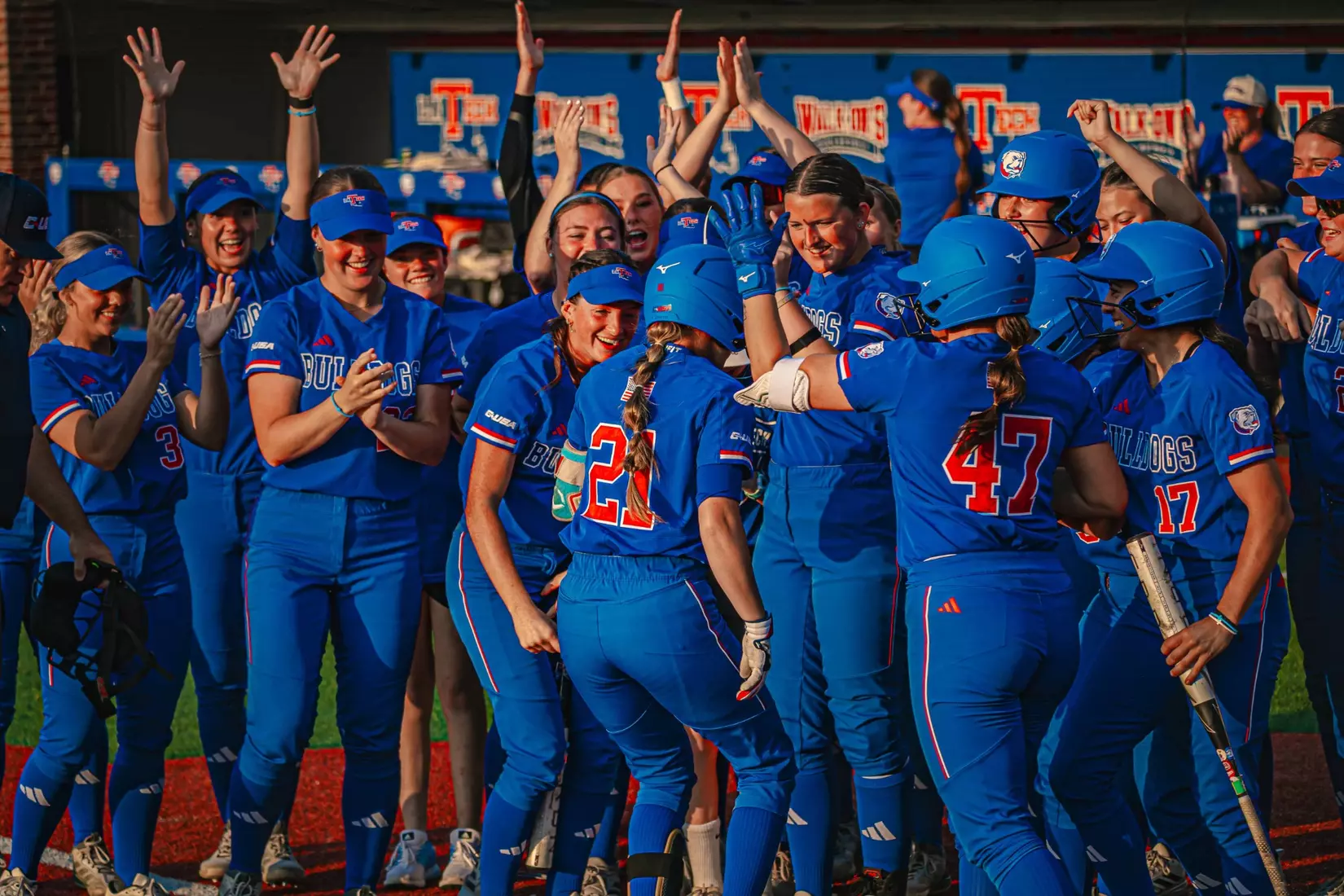 Bulldogs defeat Bears 9-5 to open series.