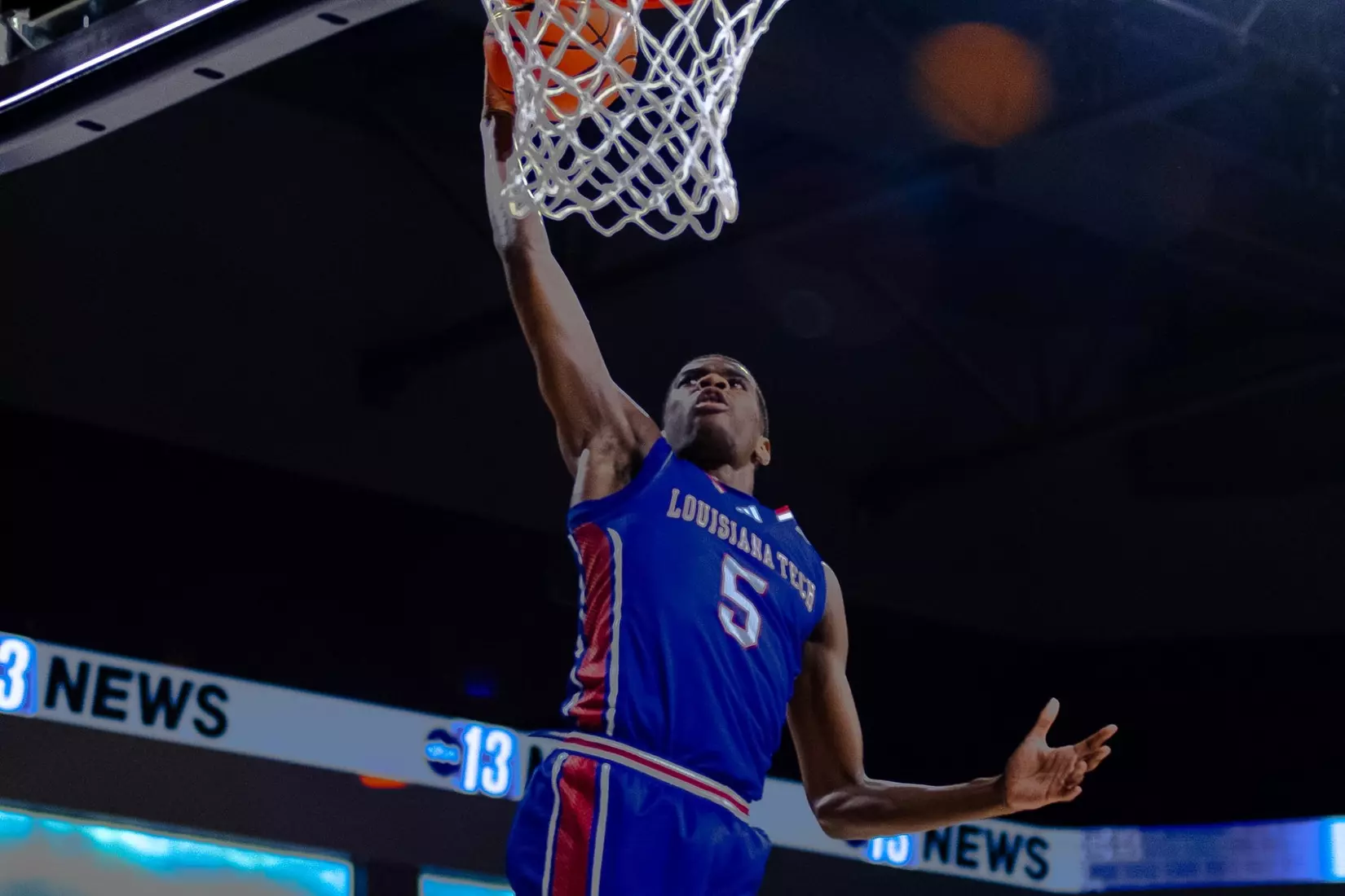 AJ Bates scores career-high 34 points, Bulldogs upset Flames in Lynchburg