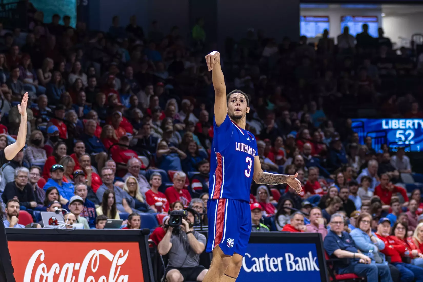 AJ Bates scores career-high 34 points, Bulldogs upset Flames in Lynchburg