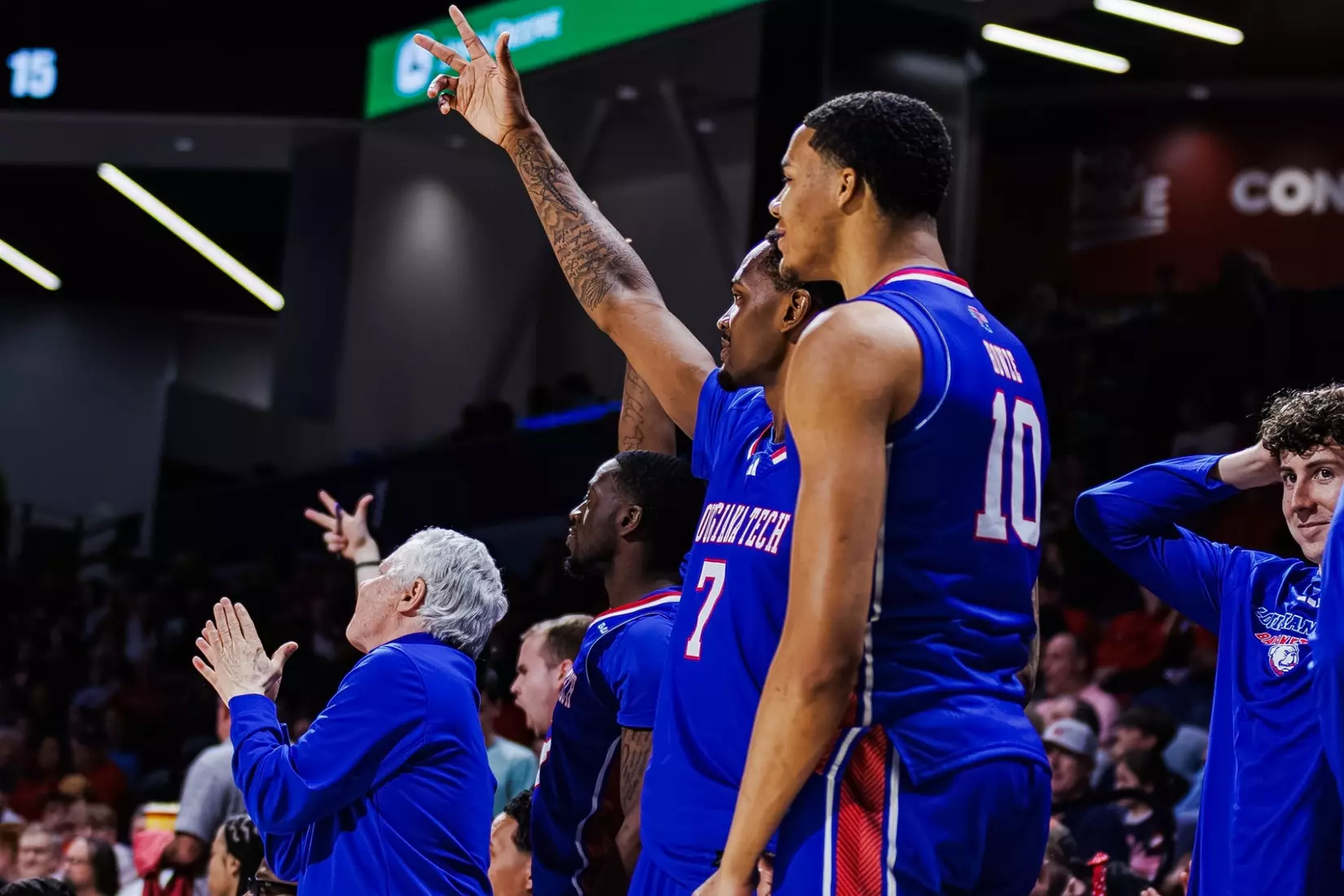AJ Bates scores career-high 34 points, Bulldogs upset Flames in Lynchburg