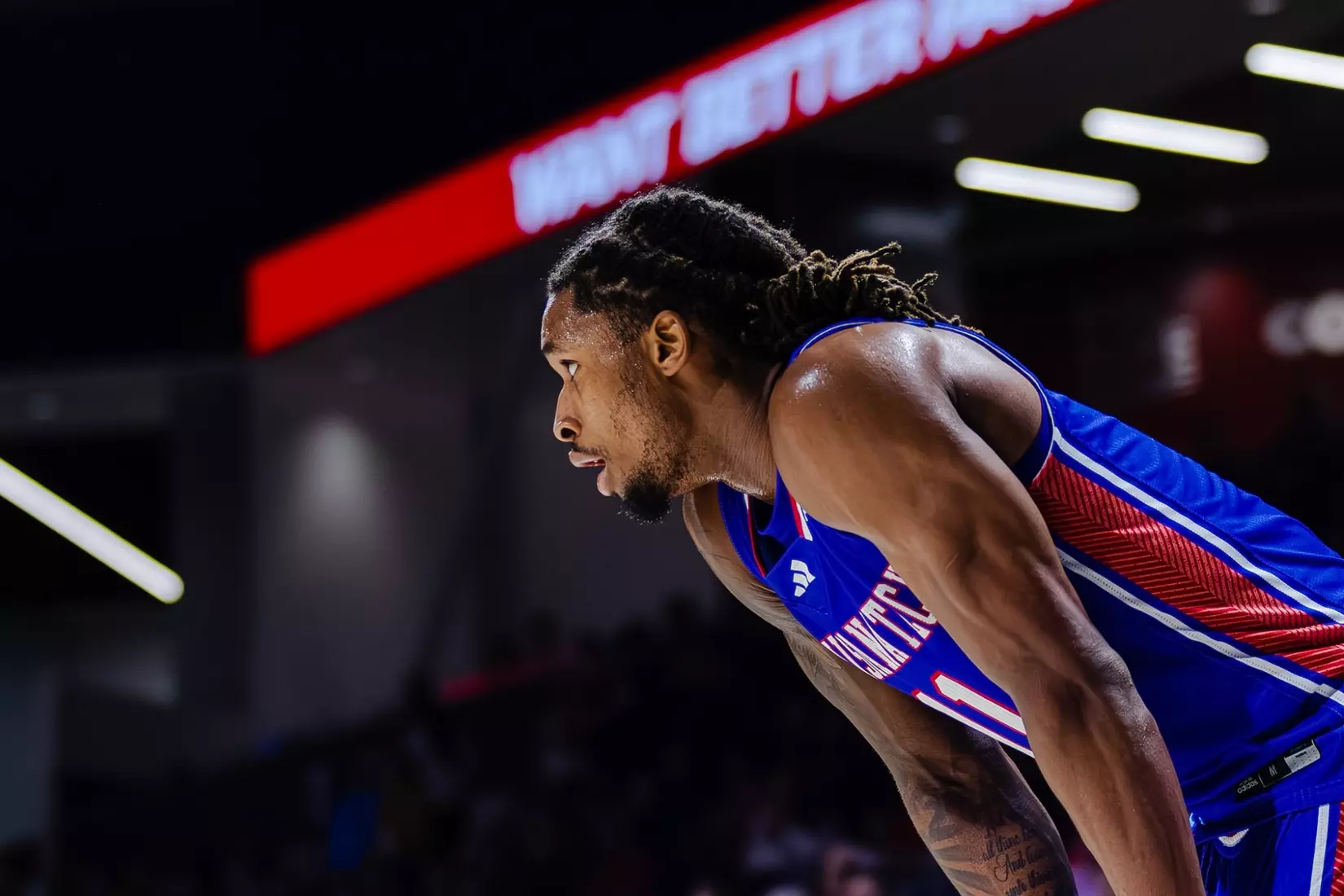 AJ Bates scores career-high 34 points, Bulldogs upset Flames in Lynchburg