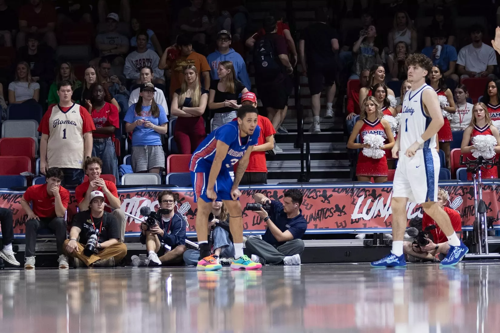 AJ Bates scores career-high 34 points, Bulldogs upset Flames in Lynchburg