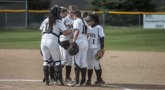Softball huddle Marist 2014 617
