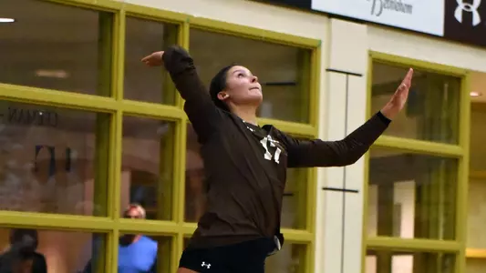 Katarina Kaburov serving
