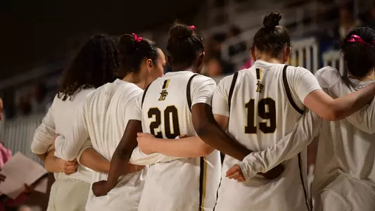 wbb team huddle