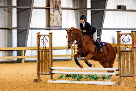 Maggie-Saunders-Open-Fences-jump