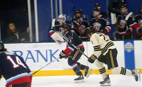DII-mens-hockey-Dylan-Kent-breakaway
