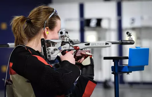 Frackelton-shoots-standing-up