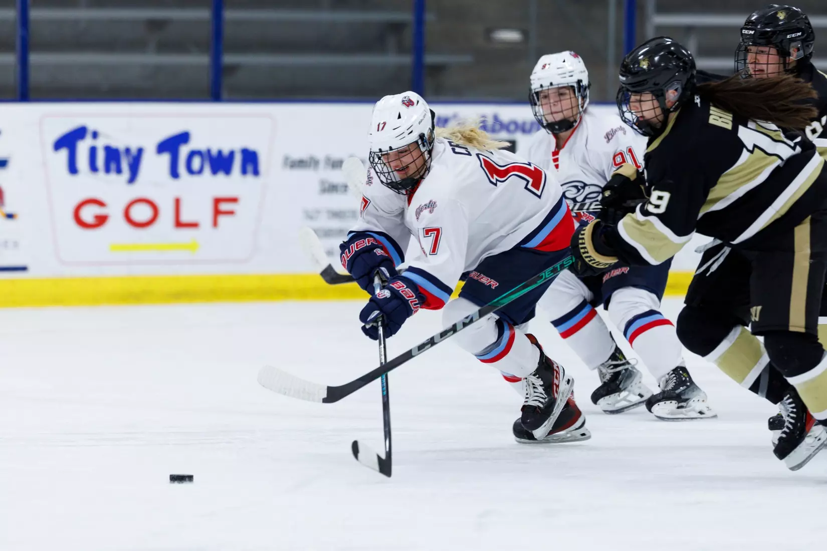 Liberty University’s Women’s D1 Hockey team takes on Lindenwood at the Lahaye Ice Center on October 17, 2025. (Photo by: Jessie Jordan)