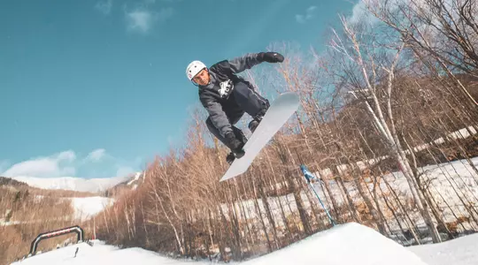 Christian Bassoo snowboard aerial