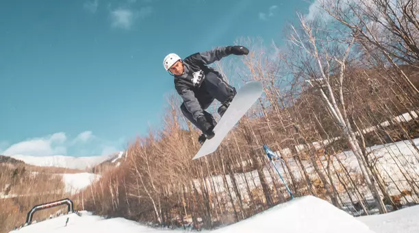 Christian Bassoo snowboard aerial
