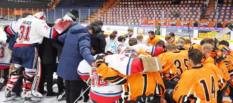 DI men's hockey team prays over Ice Dogs