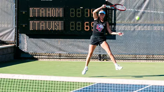 WTEN Daavetilla returns a forehand