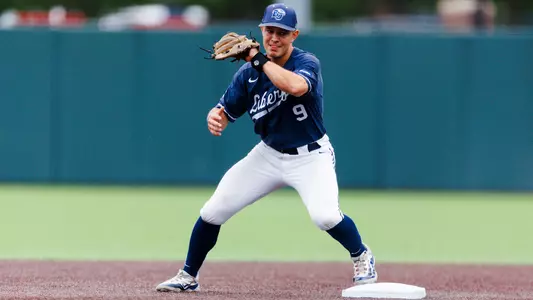 Sweatt catching ball