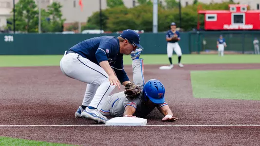 Simmons tagging player out