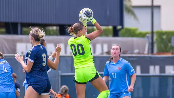 WSOC Huber grabs the ball