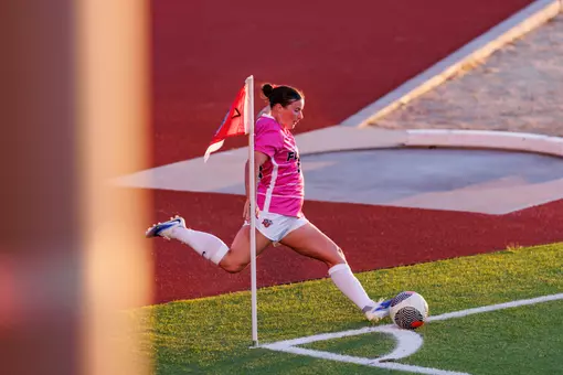 WSOC Myers takes a corner kick