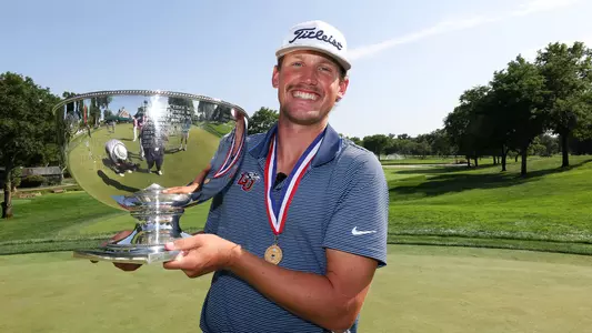 Liberty incoming freshman Noah Maclauchlan poses with his trophy after winning the 2026 U.S. Junior Amateur at Saucon Valley C.C. (Old Course) in Bethlehem, Pa. on Saturday, July 25, 2026. (Ishika Samant/USGA)