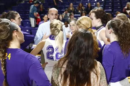 Women's hoops falls to top-ranked FGCU after one-day snow delay Image