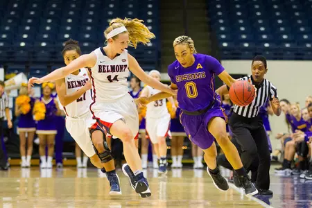 Women's basketball earns first road win of season in thrilling fashion Image