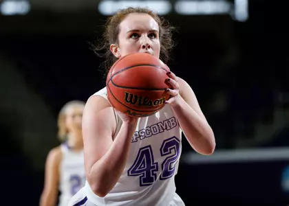 Cold-shooting second half dooms women's hoops Image