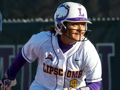 DeVault leads offense as softball continues winning streak Image