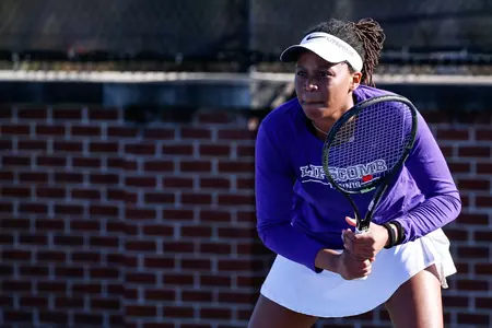 Lack of cohesiveness dooms women's tennis Image
