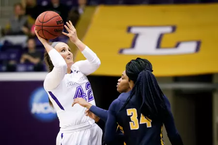 Women's basketball survives thriller against Murray State in home opener Image