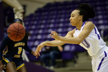 Women's basketball rides 16-0 run to win at Tennessee Tech Image