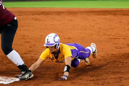 Softball sweeps Jacksonville with Senior Day win Image