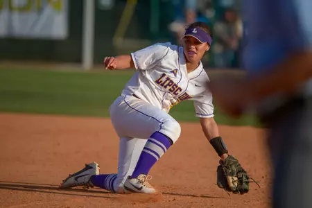 Softball defeats Stetson 4-1, advances to day 3 of ASUN Tournament Image