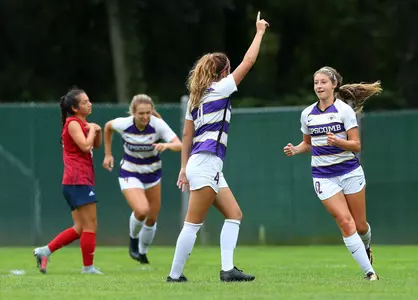 Women's soccer dominates NJIT in ASUN opener Image