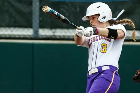 Softball sweeps doubleheader at FGCU Image