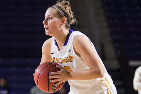 Women's hoops drops game to first place FGCU Image