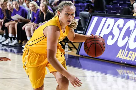 Women’s hoops falls in close matchup with Stetson Image