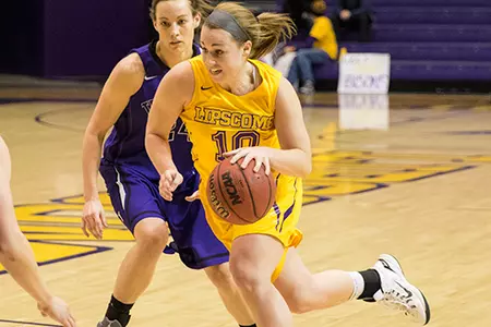 Women's hoops wins third straight Image