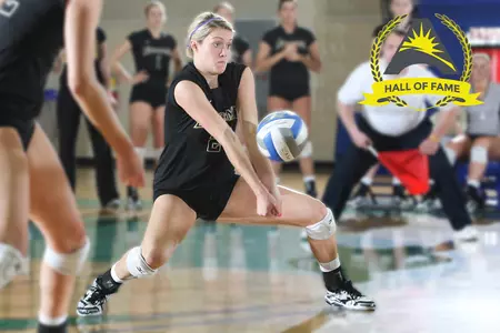 Alex Kelly digging a ball
