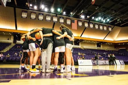 Team huddle Murray State