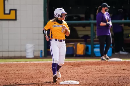 Kyndall Crawford on base