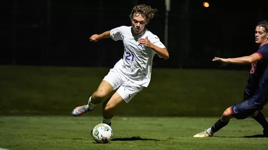 Tyler Stinnett dribbling