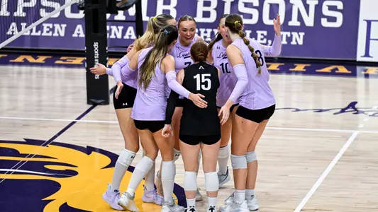 Lipscomb huddle between points