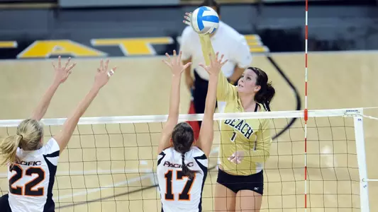 Caitlin Ledoux led the 49ers with 19 kills while making 14 digs.