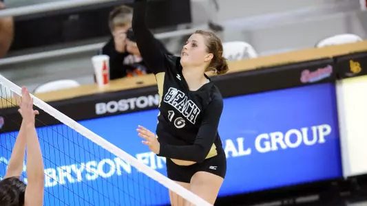 Delainey Aigner-Swesey finished with a career high 10 kills for the 49ers.